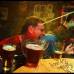 Reuters - Un hombre es salpicado con agua despu&#233;s de ganar una carrera de cangrejos en un pub en el centro de Sydney. Los eventos son muy populares sobre todo entre los visitantes extranjeros que apuestan por el resultado para ganar camisetas o vasos de cerveza.