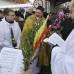 AP - Sacerdotes en Varsovia, Polonia, preparan los cantos para la procesi&#243;n de Domingo de Ramos.