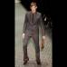 AP - En clara contra-tendencia a lo visto hasta ahora en la Semana de la Moda Masculina de Mil&#225;n, la firma italiana Gucci dio la campanada al desvelar que, para el pr&#243;ximo oto&#241;o-invierno, apuesta por la vuelta a los a&#241;os 70, con pantalones que se ensanchan -de nuevo- de rodilla para abajo.