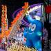 AP - Con dos copias gigantes de Haibao, la mascota de la Expo, y una enorme escalera en forma de letra V, por la "victoria" de haber batido todos los récords previstos, los chinos culminaron su despedida.