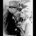 AP - Clark Gable y Marilyn Monroe posan para una escena en The Misfits, que resultar&#237;a ser la &#250;ltima pel&#237;cula para ambos en 1961.