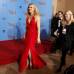 Reuters - Por el mismo tono optó Claire Danes, que lucía pelo suelto con ondas, era un Versace cuello halter con pequeña cola que, según confesó, se probó por primera vez la noche anterior y que combinaba con el color de sus zapatos.