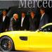 REUTERS - El nuevo superdeportivo de Mercedes AMG GT fue presentado a la prensa en la sede de la compañía en Affalterbach, cerca de Stuttgart. El auto combina "un estilo de diseño único y lujoso interior con impresionantes prestaciones: motor AMG V8 biturbo de 4.0 litros, 462 caballos de fuerza, de cero a 100 km / h en 4 segundos. El piloto de Fórmula Uno, Nico Rosberg condujo el vehículo durante su estreno mundial.