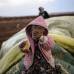 AFP - Una mujer kurda siria espera con su hija cerca de la frontera de Siria. Es el drama de los desplazados del conflicto.