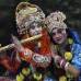 Reuters - Una pareja participa en el festival Janmashtami que se realiza en todo el pa&#237;s.