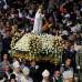 AP - La estatua de la Virgen fue colocada en el altar mayor, levantado delante de la fachada principal del santuario, y en el mismo tambi&#233;n fue colocada la Rosa de Oro que ayer don&#243; el Papa a la Virgen.
