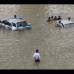 AP - Un hombre mira a otros vehículos inundados después de una lluvia torrencial que azotó la zona metropolitana de Seúl, Corea del Sur.