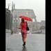 AP - Una mujer camina hacia el coliseo romano en un d&#237;a particular de lluvia en el verano de Roma.