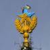 AP - El rascacielos moscovita, de 176 metros de altura, es uno de los &#237;conos de la era sovi&#233;tica y se encuentra al este del Kremlin. Aunque la estrella que corona la edificaci&#243;n es dorada, se le llama la &quot;estrella roja&quot;, en alusi&#243;n a la revoluci&#243;n comunista. Manifestantes escalaron el edificio y pintaron la estrella con los colores nacionales de Ucrania. 4 personas fueron detenidas por el hecho.