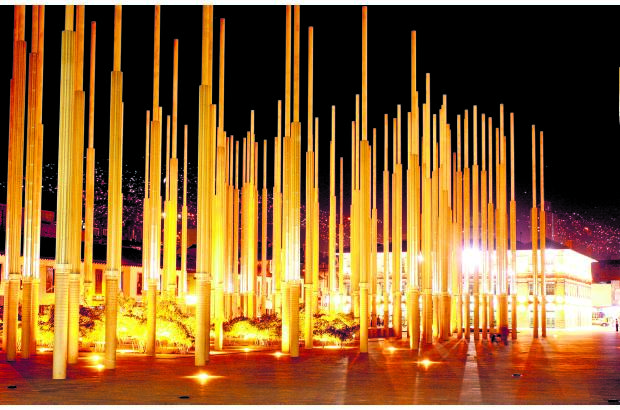 FOTO EL COLOMBIANO - En pleno centro de Medell&#237;n, frente al Centro Administrativo La Alpujarra, se levantan 300 enormes postes luminosos, 2.100 reflectores y 170 l&#225;mparas de piso que convierten al Parque de las luces en un moderno espacio p&#250;blico. La renovaci&#243;n de la Plaza de Cisneros se inaugur&#243; en el a&#241;o 2005.