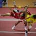 AP - El deporte se conoce como Spaktakraw, parecido al voleibol pero con una pelota m&#225;s peque&#241;a. Aqu&#237; dos equipos de Tailandia se disputan el bal&#243;n.