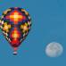 AP - Un globo de aire caliente vuela con la luna como telón de fondo durante la competencia del Campeonato Nacional de Estados Unidos, Hot Air Balloon.