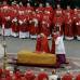 REUTERS - Le correspondi&#243; oficiar la misa de funeral por Juan Pablo II fallecido el 2 de abril de 2005.