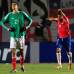 Reuters - Chile selló la victoria con un magnífico cabezazo de Arturo Vidal en un tiro de esquina de Matías Fernández.