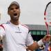 Reuters - El tenista colombiano Alejandro Falla volvi&#243; a mostrar su esp&#237;ritu de lucha al lograr su segundo triunfo en cinco sets para avanzar a la tercera ronda de Wimbledon.
