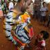 AP - Onam es un festival anual hind&#250; celebrado en Kerala, India, dedicado a la cosecha y que se realiza durante el mes de Chingam (Agosto-Septiembre). Una de sus festividades es el Pulikali o la danza del tigre. Los bailarines, entre ellos algunos ni&#241;os, pintan sus cuerpos con la imagen del felino m&#225;s grande del mundo, en una expresi&#243;n cultural que gira en torno al tema de la caza del animal.