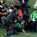 AP - Un agente de seguridad interviene a un aficionado que ingreso sin autorizaci&#243;n al terreno de juego.