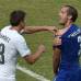 AFP - Mientras Chiellini mostraba su mordida, Ram&#237;rez intentaba taparsela.