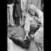 AFP - Foto tomada el 8 de abril de 1976. La actriz francesa, que dej&#243; el cine en 1933 para dedicarse a la causa animal, acaricia una cr&#237;a de foca en fecamp, el norte de Francia.