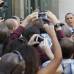 Reuters - El presidente de Estados Unidos Barack Obama saluda a la gente en la calle despu&#233;s de que &#233;l y el vicepresidente Joe Biden compraran el almuerzo en una tienda cerca de la Casa Blanca en Washington.