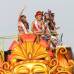 Foto Colprensa - Cartagena se convirti&#243; en un gran carnaval, con el tradicional desfile de carrozas, que dio inicio a las fiestas populares y a las actividades centrales del Concurso Nacional de Belleza. Las 25 candidatas estuvieron radiantes.