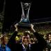 Reuters - El t&#233;cnico Falcioni y el trofeo que conquist&#243; al mando de Boca.