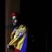 Reuters - Un partidario del presidente de Venezuela, Hugo Ch&#225;vez en M&#233;xico aguard&#243; en las afueras de la embajada de Venezuela en la Ciudad de M&#233;xico envuelto en una bandera venezolana.