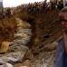 Reuters - El 20 de julio de 1994, una niña refugiada de Ruanda observaba desolada una fosa común en la que sepultaban decenas de cuerpos de víctimas de una matanza que en tres meses cobró la vida de 800 mil personas. La mayoría de las víctimas fueron tutsis, aunque también fueron exterminados hutus, la etnia a la que pertenecían los autores de la matanza.