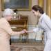 AP - Angelina Jolie fue condecorada con la insignia de Dama de Honor de la Gran Cruz por la Reina Isabel II en el palacio de Buckingham.