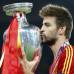 Reuters - Gerard Piqu&#233; mientras besa la copa.