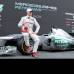 Reuters - El encargado de estrenarlo este martes fue el heptacampe&#243;n del mundo Michael Schumacher, quien junto a su compa&#241;ero Nico Rosberg, han sido los encargados de desvelar el dise&#241;o del nuevo monoplaza en un acto que se ha celebrado frente al garaje de Mercedes.