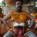 AP - Onam es un festival anual hind&#250; celebrado en Kerala, India, dedicado a la cosecha y que se realiza durante el mes de Chingam (Agosto-Septiembre). Una de sus festividades es el Pulikali o la danza del tigre. Los bailarines, entre ellos algunos ni&#241;os, pintan sus cuerpos con la imagen del felino m&#225;s grande del mundo, en una expresi&#243;n cultural que gira en torno al tema de la caza del animal.