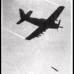 AP - Un avi&#243;n Skyraider de la Fuerza A&#233;rea de Vietnam dej&#243; caer una bomba incendiaria con napalm y f&#243;sforo blanco sobre el pueblo Trang Bang.