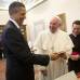 AP - Luego el Papa y Obama intercambiaron regalos. El pontífice le entregó su primera exhortación apostólica, "Evangelii Gaudium" (La alegría del Evangelio). "Seguro que la voy a leer en el Despacho Oval cuando esté frustrado y espero que me tranquilice", afirmó Obama mientras ojeaba el documento ante la mirada divertida del papa. El papa contestó: "Eso espero".