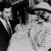 Efe - El principe Guillermo contemplado por sus felices padres despues de la ceremonia del bautizo en el palacio de Buckingham