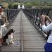 Jaime P&#233;rez - Pese a restricciones tras ca&#237;da de dos personas, los turistas siguen caminando sobre Puente de Occidente.