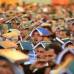 Reuters - Musulmanes chi&#237;tas usan una copia del Cor&#225;n en la cabeza durante una ceremonia para conmemorar el aniversario de la muerte del Imam Ali en su santuario en la ciudad santa de Najaf, a unos 160 kil&#243;metros al sur de Bagdad, Irak.
