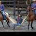 David Sánchez Mejía - Las hazañas de los acróbatas en el show del caballo hacen que los espectadores supliquen por las vidas de estos cowboy y luego rompan en aplausos.