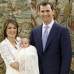 AP - La princesa Letizia y el pr&#237;ncipe Felipe, posan con su hija Sof&#237;a antes del bautismo en el Palacio de la Zarzuela en 2007