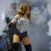 AP - La cantante mexicana Gloria Trevi emul&#243; este viernes, en la sexta y &#250;ltima jornada del Festival de Vi&#241;a del Mar, su provocativa actuaci&#243;n de hace veinte a&#241;os en el certamen chileno. Congelada por el tiempo, la artista repiti&#243; muchos de los movimientos sensuales y er&#243;ticos que escandalizaron a m&#225;s de uno all&#225; por los a&#241;os noventa.
