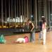 FOTO EL COLOMBIANO - En pleno centro de Medell&#237;n, frente al Centro Administrativo La Alpujarra, se levantan 300 enormes postes luminosos, 2.100 reflectores y 170 l&#225;mparas de piso que convierten al Parque de las luces en un moderno espacio p&#250;blico. La renovaci&#243;n de la Plaza de Cisneros se inaugur&#243; en el a&#241;o 2005.