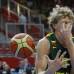 AP - Un accidente en medio del partido de basquetbol ocurri&#243; en la EuroBasket. Mindaugas Kuzminskas de Lituania pelea por el bal&#243;n y con Kaspars Berzins de Letonia y sufri&#243; un doloroso golpe en su ojo derecho.