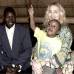 Foto AP - En marzo de 2009, la reina del pop adopt&#243; al peque&#241;o David, en Malawi. En la foto aparece con el padre biol&#243;gico del ni&#241;o, Yohane Banda.