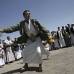 AP - Un seguidor del grupo chií Houthi baila con una daga tradicional llamada "jambiya" durante el Eid al- Gadir en Sanaa, fiesta de los musulmanes chiítas.
