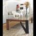- Si la vivienda es pequeña, utilice un espejo en el comedor para ganar amplitud. Si es más grande, complemente con un bifé o un mueble bar.