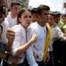AP - Los manifestantes rodearon durante la movilizaci&#243;n a la diputada venezolana Mar&#237;a Corina Machado, izquierda, y al l&#237;der opositor Leopoldo L&#243;pez, centro.