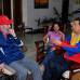 Reuters - Las im&#225;genes captan un encuentro entre Ch&#225;vez con el legendario l&#237;der cubano Fidel Castro el martes en la ma&#241;ana. El ministro de Comunicaci&#243;n e Informaci&#243;n de Venezuela, Andr&#233;s Izarra, afirm&#243; que el encuentro tuvo lugar en Cuba al comienzo del d&#237;a.