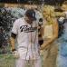 AP - El jugador de los padres de San Diego Chris Denorfia recibe el ba&#241;o de la victoria de Nick Hundley, a la derecha, y Ren&#233; Rivera mientras era entrevistado por Kelly Crull.