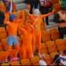 Reuters - Trajes muy particulares en las tribunas durante el encuentro.