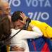 AP - Mónica Radonski, la mamá del candidato opositor abrazó a su hijo después de que este reconociera su derrota en la urnas.